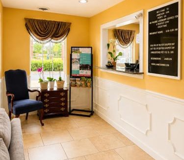 Perry Hotel | Jameson Inn - Perry