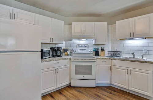Weston Apartment | Jelinek Hideaway Unit 8 - Modern 2BR Apartment
