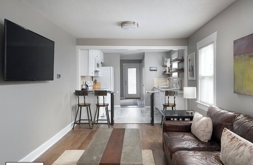 Ward Parkway House | King Bed & 2.5 baths * Google Fiber * BBQ*