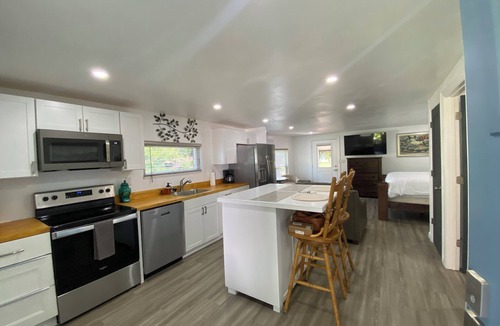 Cocoa House | King Size Bed Studio Apartment With Screen Room