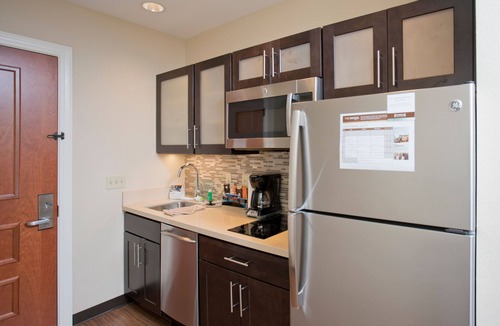 Downtown Baltimore Apartment | King Studio w/Full Kitchen | Free Breakfast + Gym