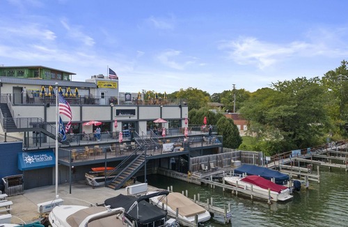 Monona House | KITCHEN 🔥 KING SUITE 👑 DECK & YARD 😎 SPACIOUS 🏡