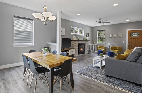 Monona House | KITCHEN 🔥 KING SUITE 👑 DECK & YARD 😎 SPACIOUS 🏡
