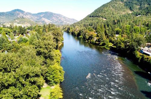 Grants Pass House | Lovely Riverfront Grants Pass Home: Pool & Hot Tub