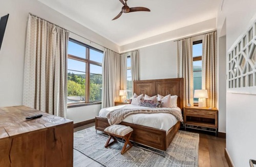 Avon House | LUXE Riverfront Mountain Retreat Walk to Gondola