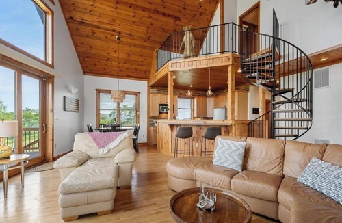 South Fork Cabin | Mighty Wind-mountaintop views Lost River chalet