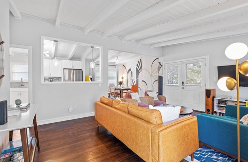 Chamblee House | Modern 3Bd 2Ba Firepit-Sleeps 8 King Bed.
