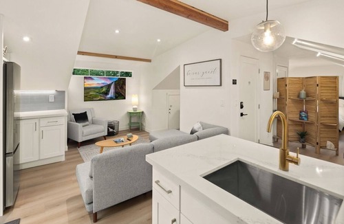 Ballard Apartment | Modern Ballard Flat with Private Entry & Fire Pit