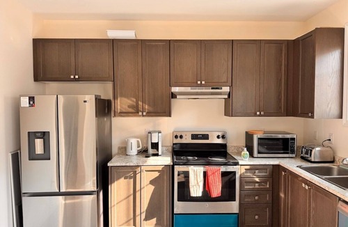 Mount Pleasant House | Modern Brampton Home | 3 BR 2.5 WR | Free Parking