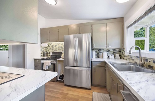 Shoreline House | Modern Single-Level 2BR | Easy Access & Office
