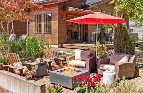 Cascade Locks House | Mountain-View Retreat with Hot Tub & Waterfalls