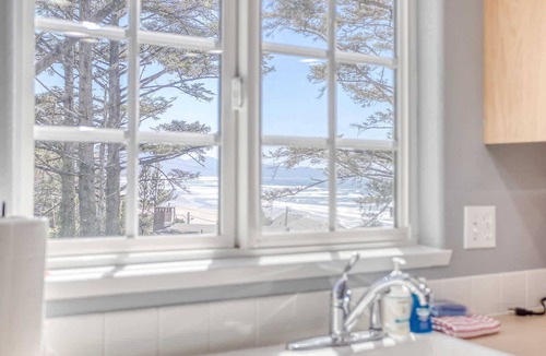Oceanside House | Oceanview Group Getaway in Prime Beachside Location
