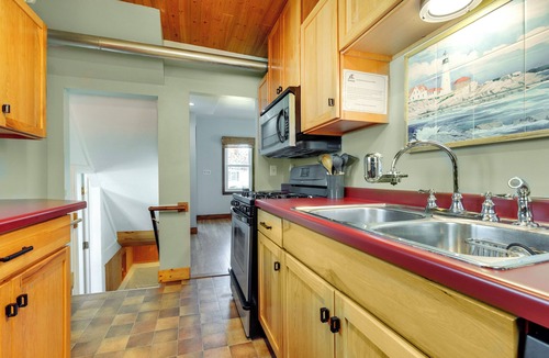 Two Rivers Cottage | Pet Friendly! Steps to Beach - ‘Lakeview Cottage’