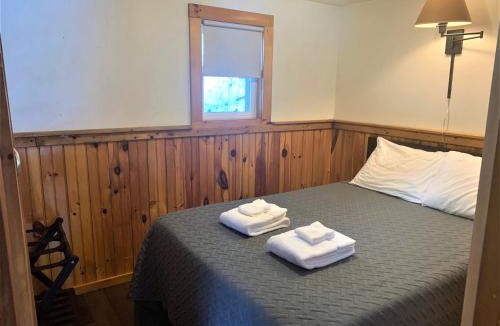 Barton Hotel | Pine Crest Motel & Cabins