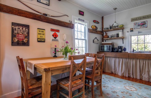 Marshfield Cottage | Ping-Pong & Fire Pit! Renovated Marshfield Cottage