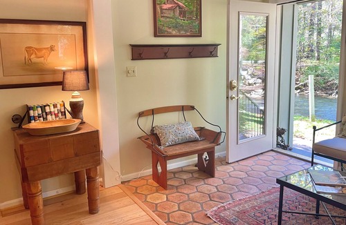 Roseland Cottage | Private Riverfront Mountain Escape, 5BR Cabin + Firepit + game room.