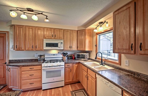 Kenwood Cottage | Quaint Duluth Hideaway w/Private Fenced-in Yard!