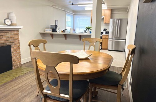 Eugene Apartment | Queen Room Summary: D