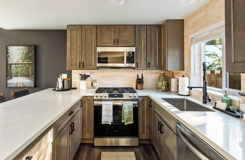 Paradise Estates Cabin | Rainier Base Camp: Modern Cabin with Hot Tub & Fire Pit