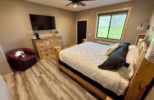 White Bird Bed & Breakfast | Riverfront Lodge in White Bird, ID – 1BR w/Panoramic Views & Breakfast Unit 3