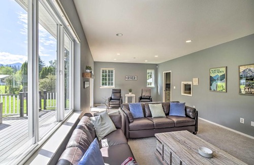 North Bend House | Riverside North Bend Oasis: Stunning Mountain View