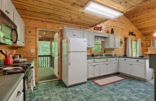 Sautee Nacoochee Cabin | Ruby Charm 5BR Cabin near Helen Main St, Anna Ruby Falls & Tanglewood! 🍁