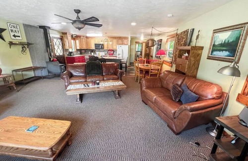 Cascade House | Rustic Log Cabin Retreat Near Lake Cascade