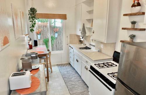 Belmont Shore House | Sand Sun & Second - Charming Studio within Walking Distance to Beach