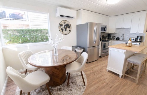 Alki House | Serene Waterfront Escape - 2BR with Mountain Views & A/C