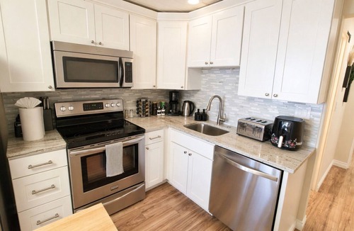 Alki House | Serene Waterfront Escape - 2BR with Mountain Views & A/C
