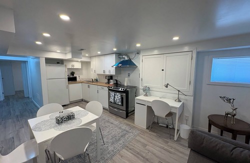 Kingston House | Silverado Suite: Modern Quiet 2BR Queen's Downtown + Parking