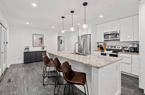 Mount Pleasant House | Six Mile Abode-5 Miles to Beach-Huge Yard