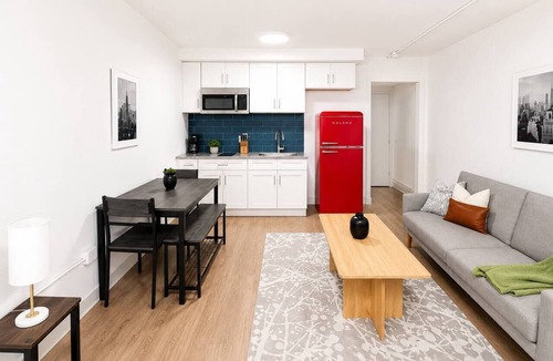 St. Johns Apartment | Sleepover | Bright Studio + Gym - Austin TX