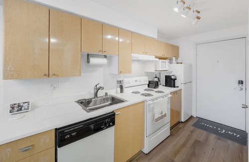 Belltown Condo | Space Needle View | Elegant Belltown Studio