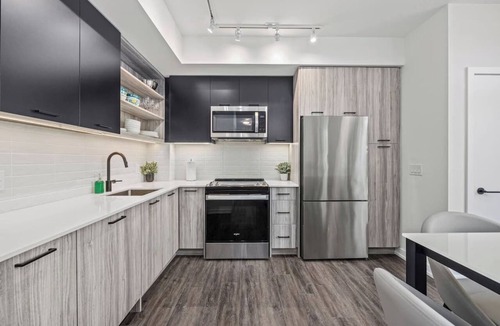 Harwood House | Spacious 2BR + Den Getaway | Free Parking