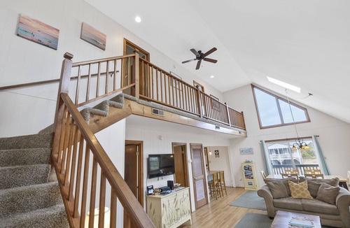 Kill Devil Hills Cottage | Spacious 3 bedroom cottage- 4 minute walk to the beach!