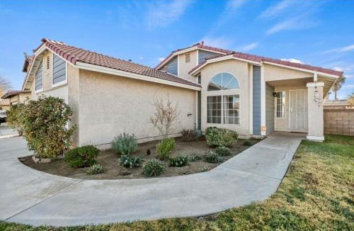 Lancaster House | Spacious 3B 2BA Home with High Ceilings and Large Patio