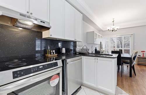 Brampton House | Spacious 3BR Brampton Retreat - Treadmill and Deck