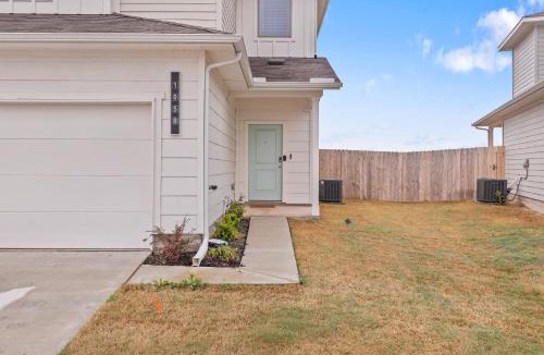 Lockhart Apartment | Spacious 3BR w Backyard Dining Lounge TWR 105
