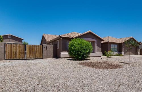 San Tan Valley House | Spacious Backyard! Family Haven in San Tan Valley