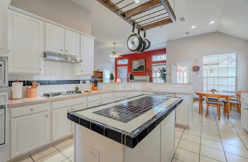 Alden Bridge House | Spacious & Classic 5BR House for 11 w/Backyard + Covered Deck