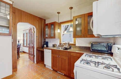 North Beach/Blue Ridge House | Spacious home with kitchen, wifi, front porch & easy beach access