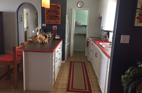 North Side Cottage | SPACIOUS OCEAN FRONT PROPERTY-RUM POINT DRIVE w/Private Beach. Pet Friendly.
