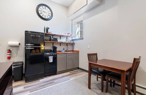 East Hillside Apartment | Spacious Studio Apartment centrally located in Duluth, MN. Experience ease and accessibility.