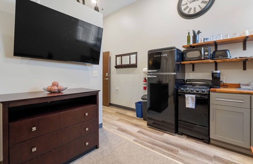 East Hillside Apartment | Spacious Studio Apartment centrally located in Duluth, MN. Experience ease and accessibility.