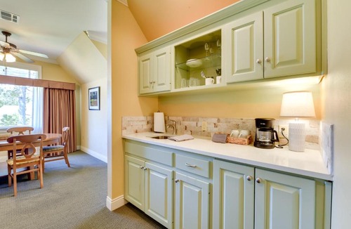 Springfield Apartment | Springfield Studio Rental w/Golf Course View!