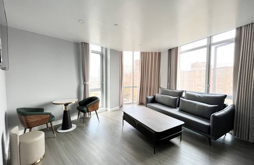 Queens Hotel | Starlight Hotel