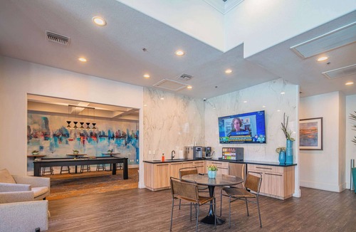 Glendale Sports and Entertainment District Apartment | Steps to Stadium |Pool, Gym, Balcony, Parking, W/D