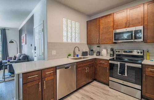 Glendale Sports and Entertainment District Apartment | Steps to Stadium |Pool, Gym, Balcony, Parking, W/D