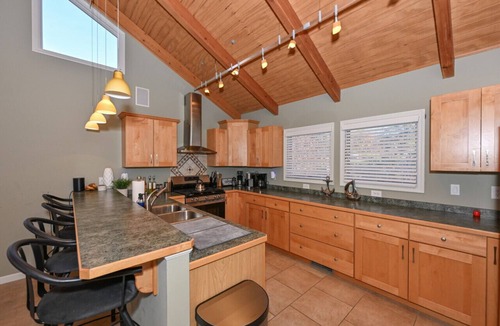 Ashtabula House | Stunning Geneva/Ashtabula Lakefront views